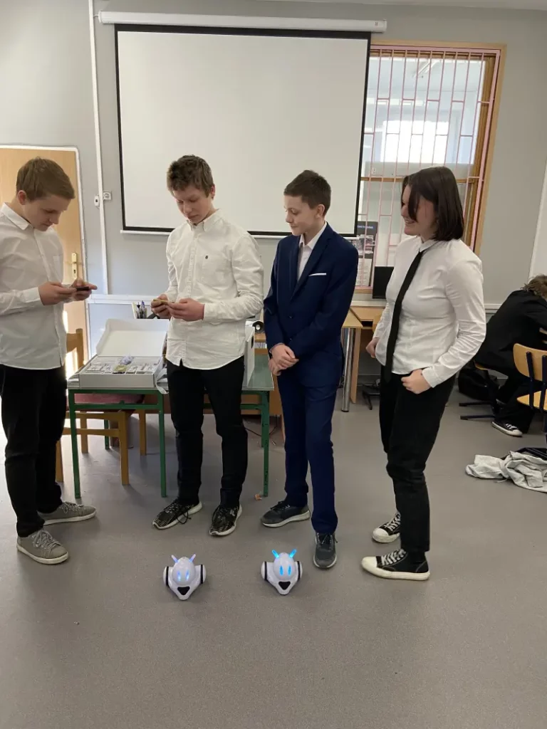 Zajęcia w laboratorium przyszłości - uczniowie programują a następnie sterują ruchem małych robotów