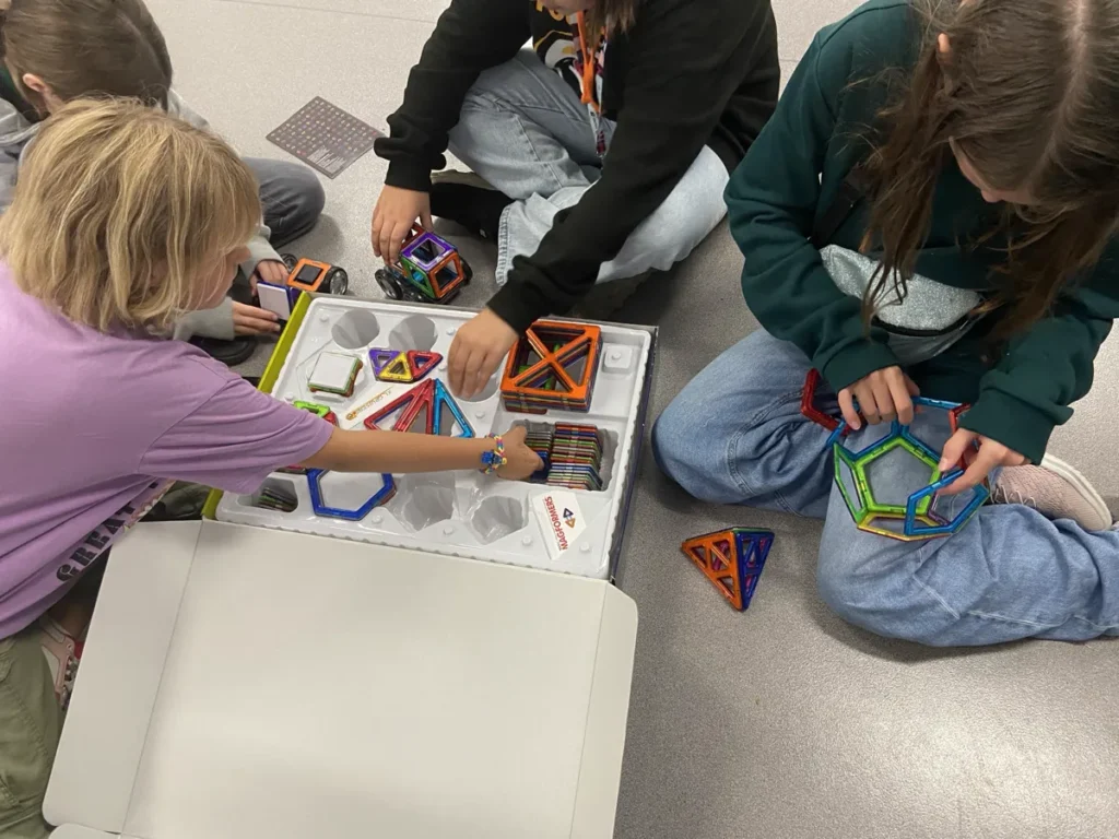 "Zabawne koło" - kolejne zajęcia, tym razem w pracowni komputerowej. Młodzież składała obwody elektroniczne, drukowała różne elementy na drukarce CD lub pracowała na komputerach.