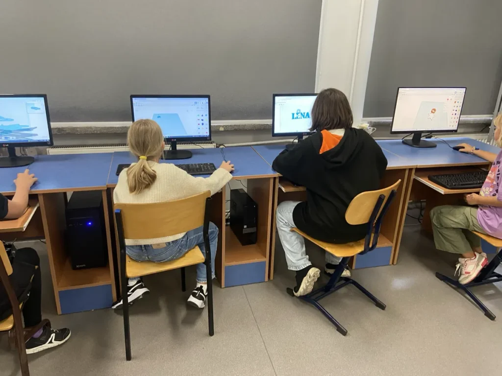 "Zabawne koło" - kolejne zajęcia, tym razem w pracowni komputerowej. Młodzież składała obwody elektroniczne, drukowała różne elementy na drukarce CD lub pracowała na komputerach.