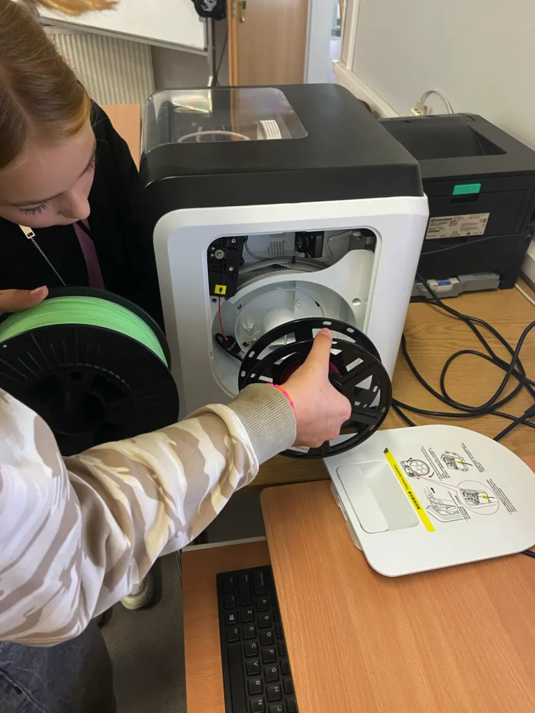 "Zabawne koło" - kolejne zajęcia, tym razem w pracowni komputerowej. Młodzież składała obwody elektroniczne, drukowała różne elementy na drukarce CD lub pracowała na komputerach.