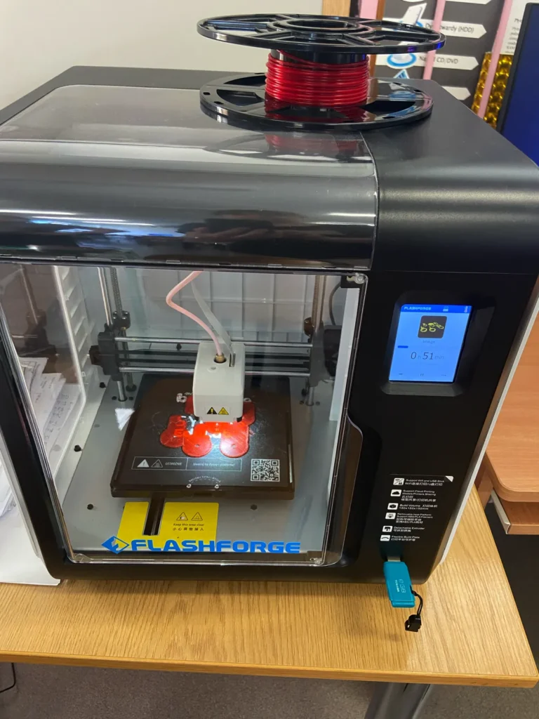 "Zabawne koło" - kolejne zajęcia, tym razem w pracowni komputerowej. Młodzież składała obwody elektroniczne, drukowała różne elementy na drukarce CD lub pracowała na komputerach.