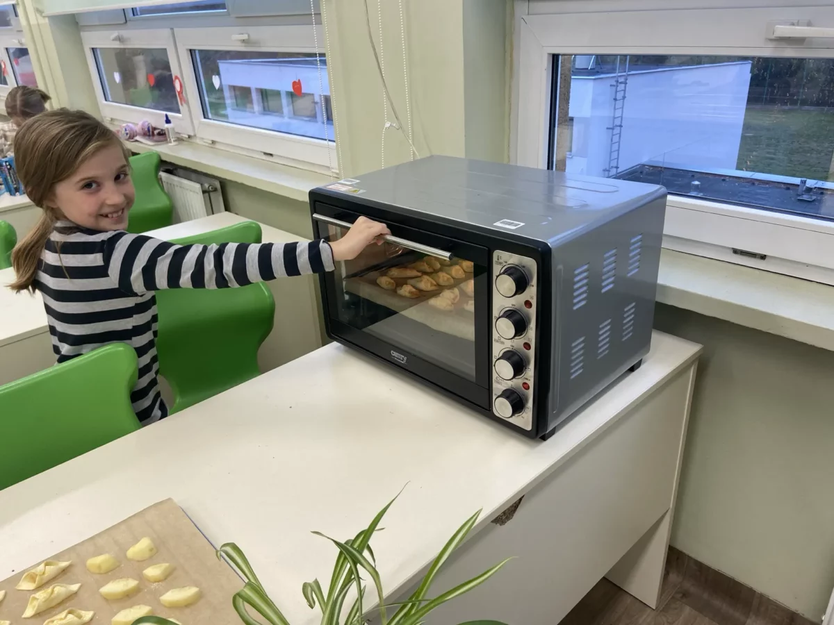 Pierwsza porcja ciastek znajduje się jeszcze w piecu, ale jest już niemal gotowa.