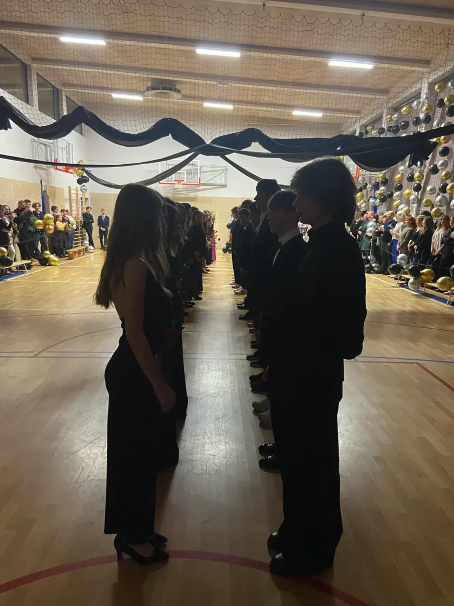 Bal ósmoklasistów w roku 2025. Młodzież tańczy Poloneza - fot. 1