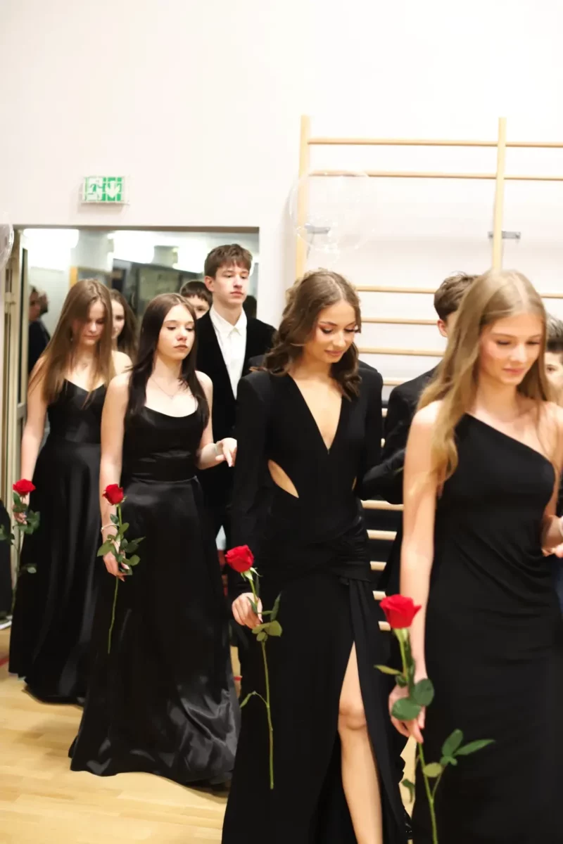 Bal ósmoklasistów w roku 2025. Młodzież tańczy Poloneza - fot. 14