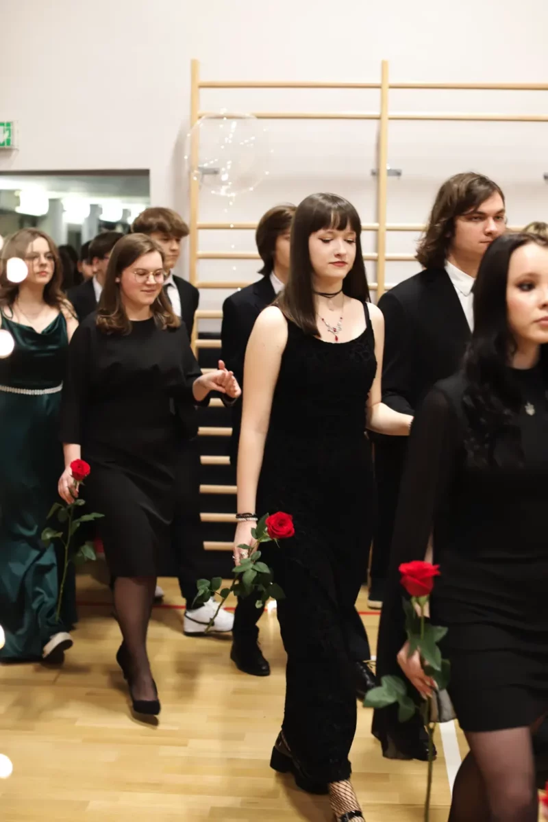 Bal ósmoklasistów w roku 2025. Młodzież tańczy Poloneza - fot. 15