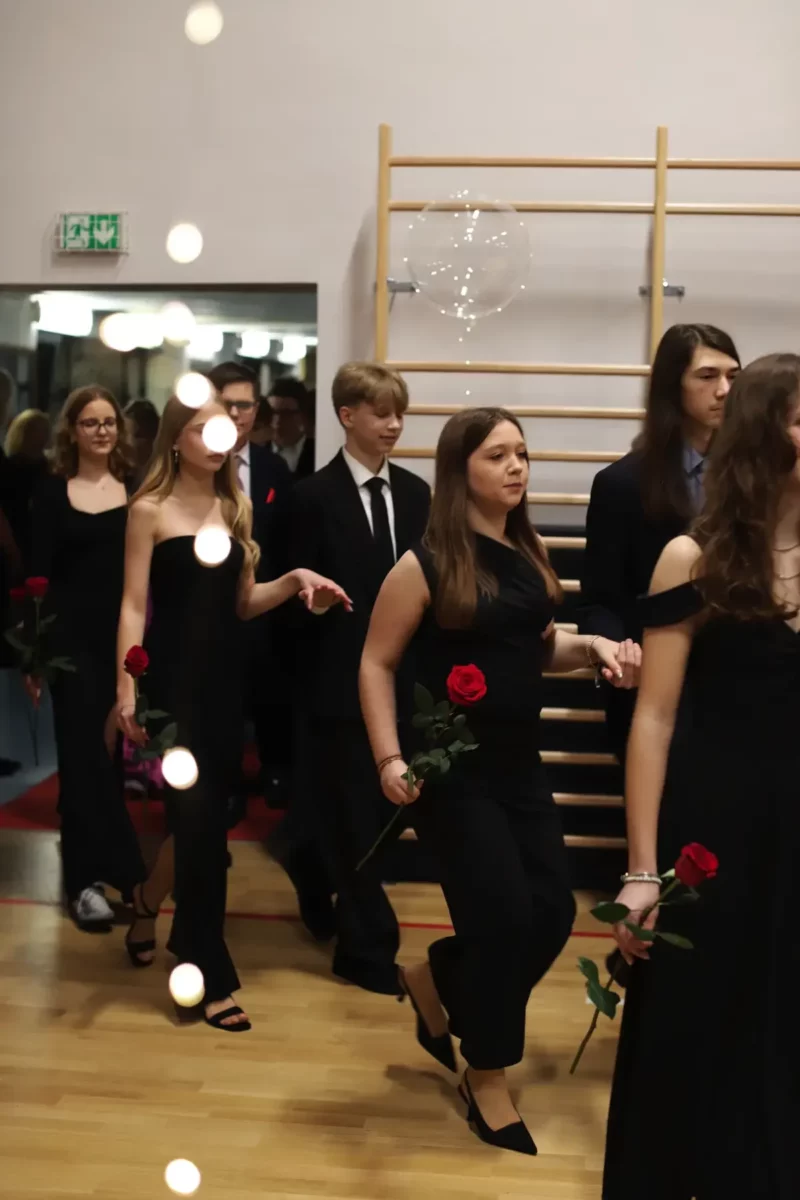 Bal ósmoklasistów w roku 2025. Młodzież tańczy Poloneza - fot. 16