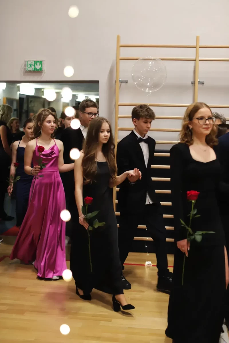 Bal ósmoklasistów w roku 2025. Młodzież tańczy Poloneza - fot. 17