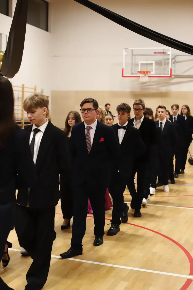 Bal ósmoklasistów w roku 2025. Młodzież tańczy Poloneza - fot. 18