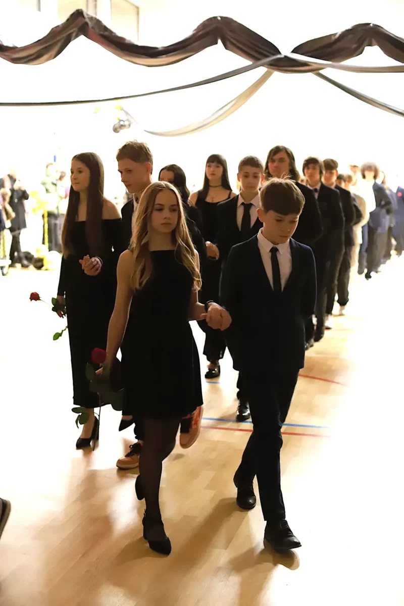 Bal ósmoklasistów w roku 2025. Młodzież tańczy Poloneza - fot. 19