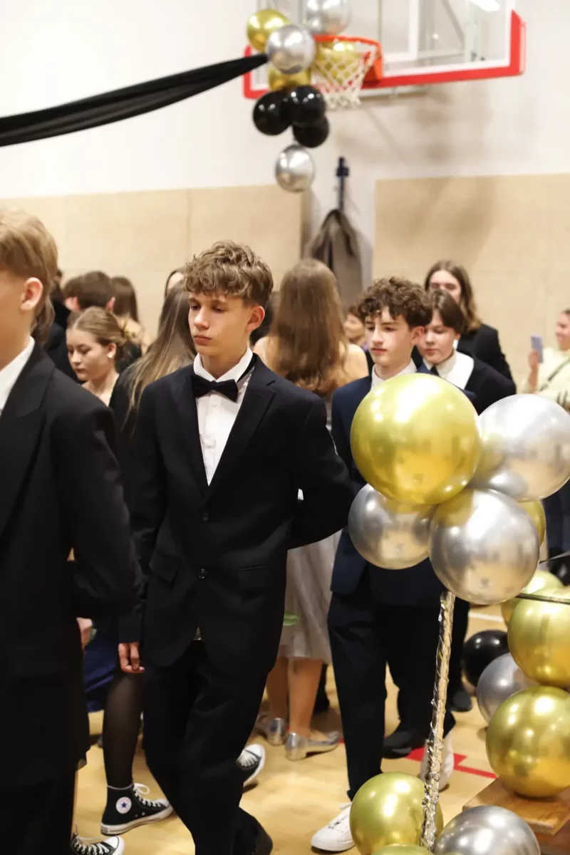 Bal ósmoklasistów w roku 2025. Młodzież tańczy Poloneza - fot. 20