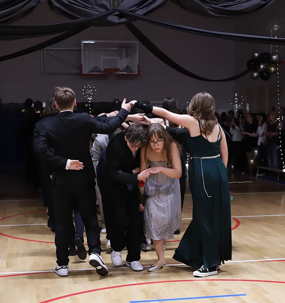 Bal ósmoklasistów w roku 2025. Młodzież tańczy Poloneza - fot. 22