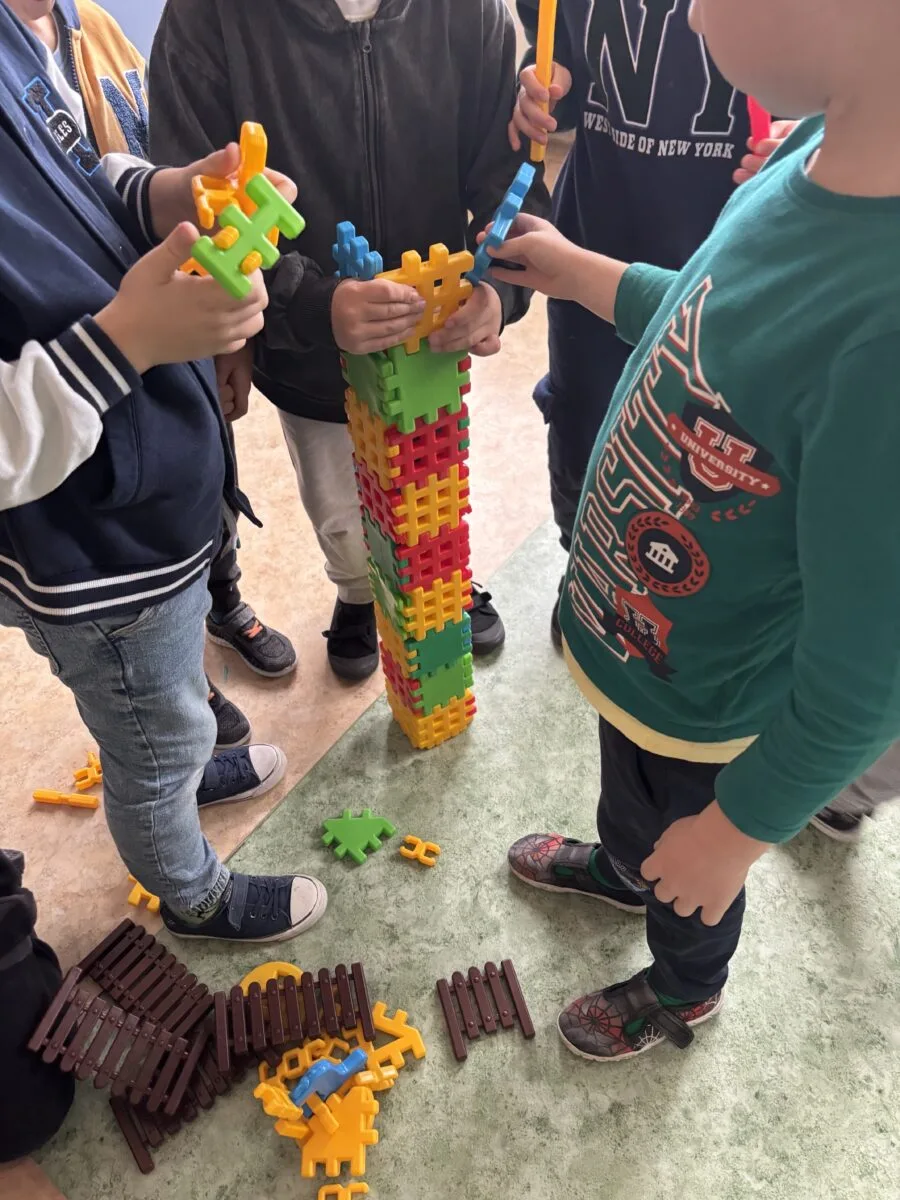 Uroczystość pasowania na Świetliczaka. Uczniowie wykonują różne zadania, wykazują się wiedzą o szkole, sprawnością i zręcznością - fot. 1