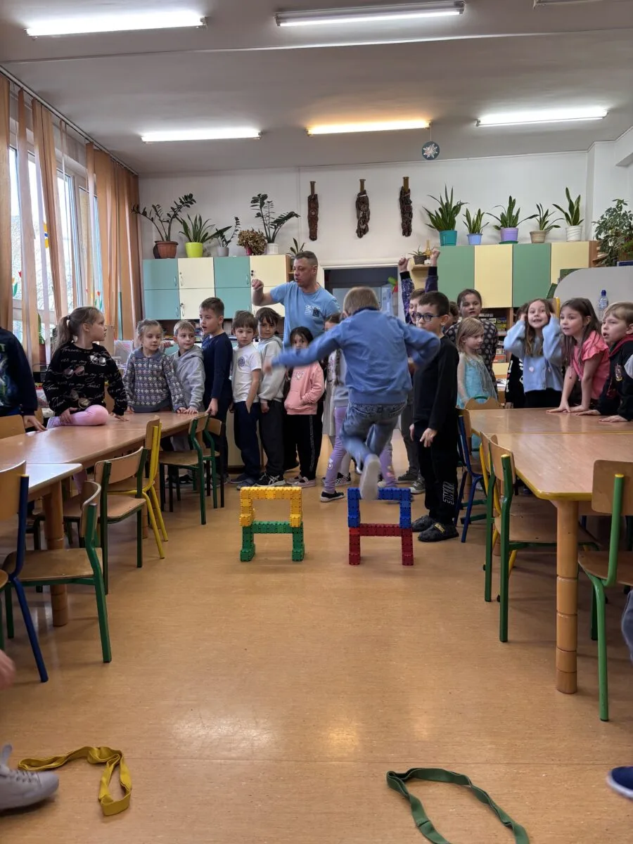 Uroczystość pasowania na Świetliczaka. Uczniowie wykonują różne zadania, wykazują się wiedzą o szkole, sprawnością i zręcznością - fot. 3