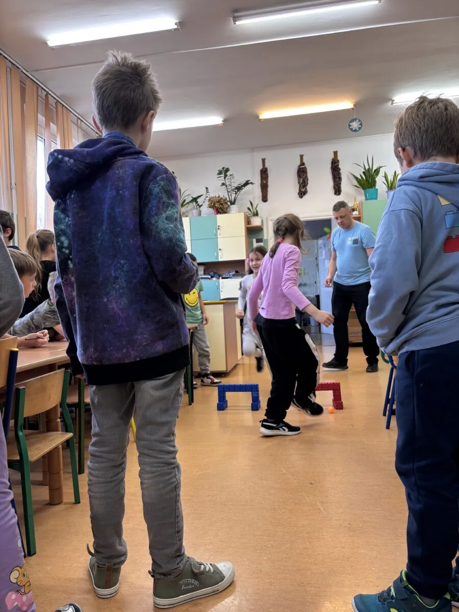 Uroczystość pasowania na Świetliczaka. Uczniowie wykonują różne zadania, wykazują się wiedzą o szkole, sprawnością i zręcznością - fot. 4