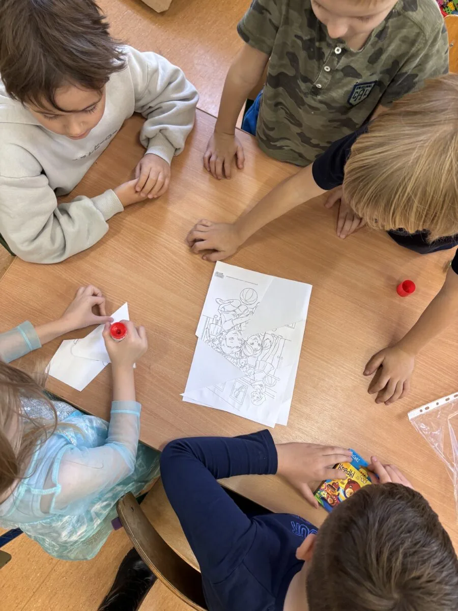 Uroczystość pasowania na Świetliczaka. Uczniowie wykonują różne zadania, wykazują się wiedzą o szkole, sprawnością i zręcznością - fot. 5