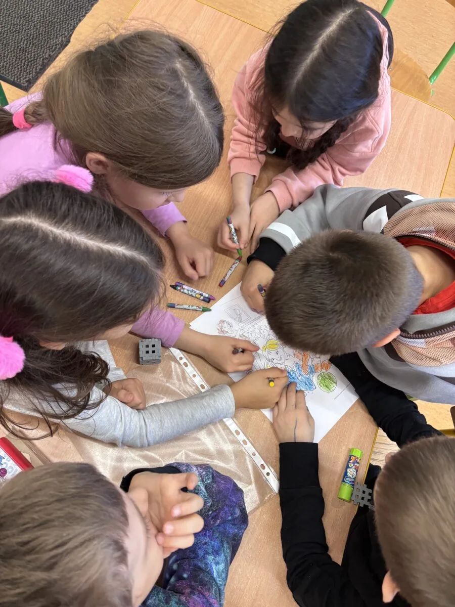 Uroczystość pasowania na Świetliczaka. Uczniowie wykonują różne zadania, wykazują się wiedzą o szkole, sprawnością i zręcznością - fot. 6