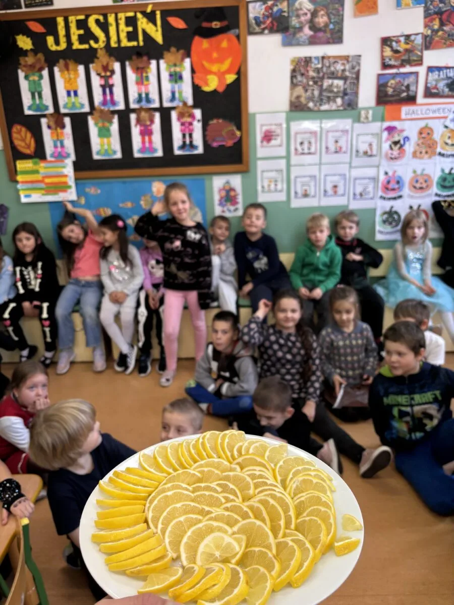 Uroczystość pasowania na Świetliczaka. Uczniowie wykonują różne zadania, wykazują się wiedzą o szkole, sprawnością i zręcznością - fot. 7