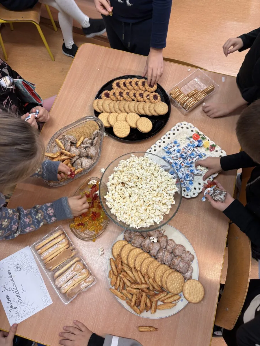Uroczystość pasowania na Świetliczaka. Uczniowie wykonują różne zadania, wykazują się wiedzą o szkole, sprawnością i zręcznością - fot. 8