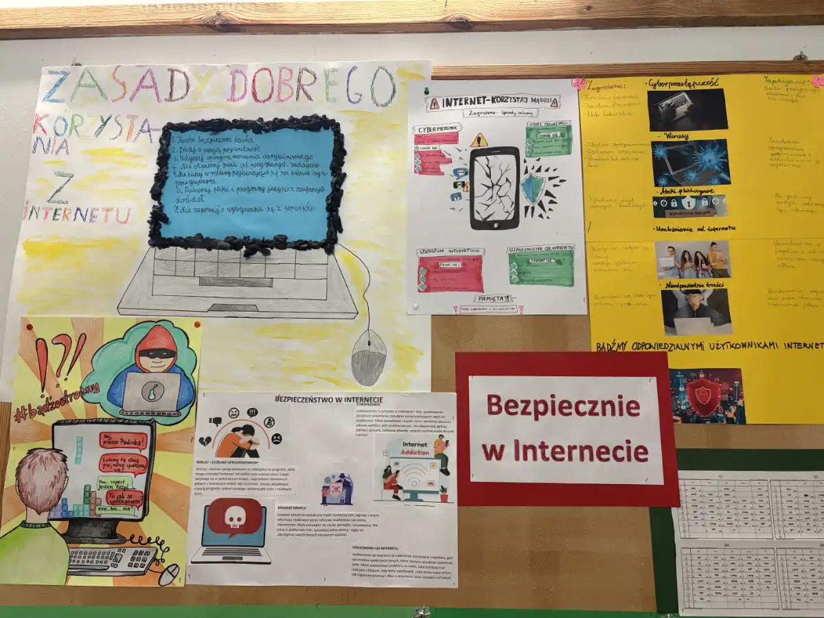 Tablica ze spisanymi zasadami bezpiecznego korzystania z Internetu